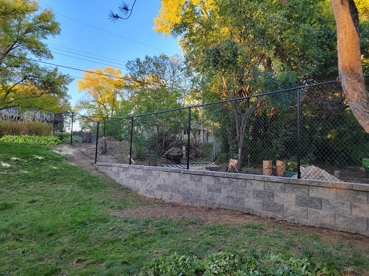 How to Choose Between Galvanized and Vinyl-Coated Chainlink Fencing